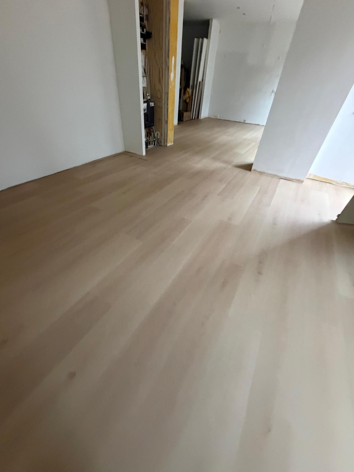 Rechte stroken PVC in een renovatieproject