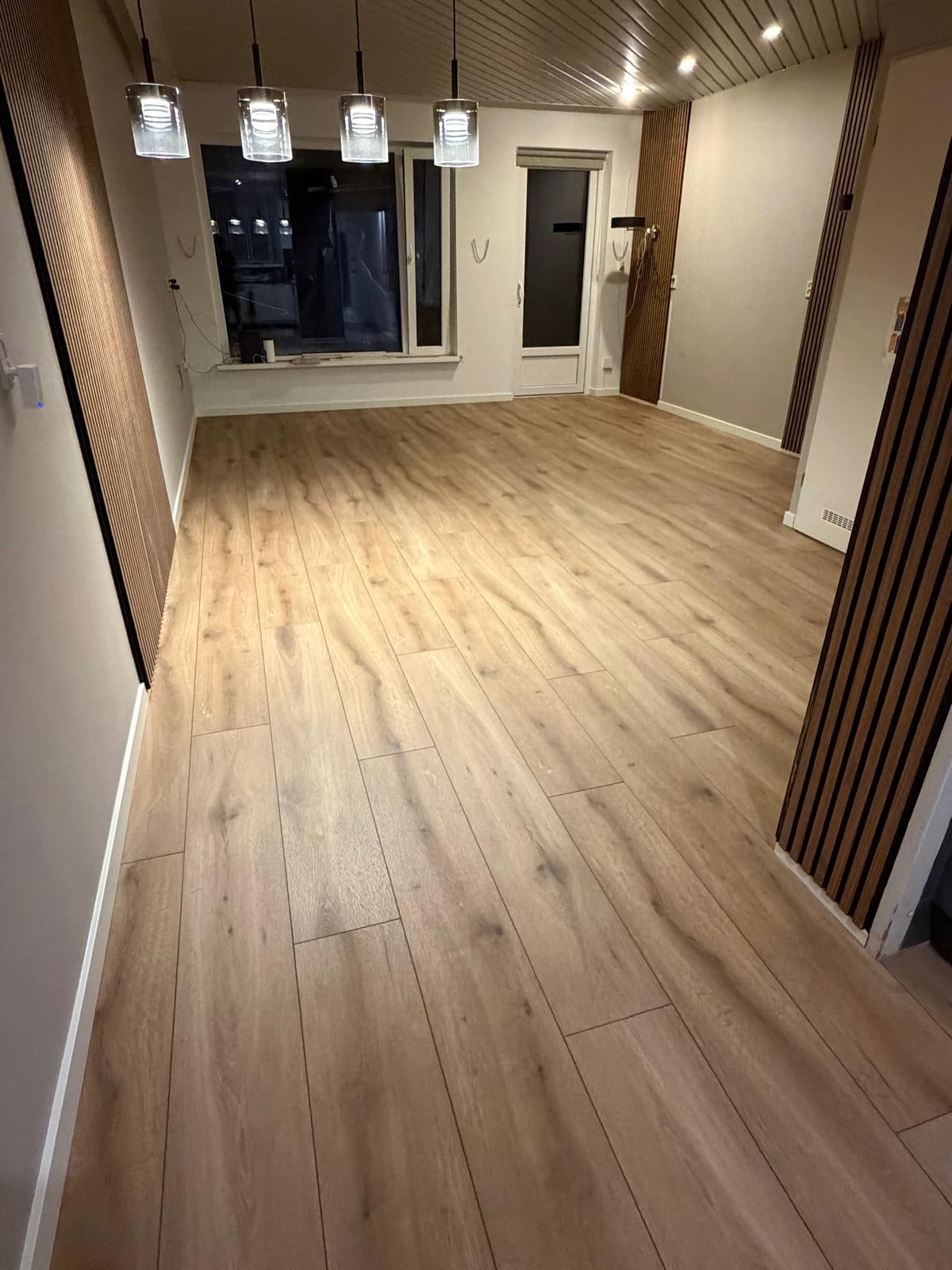 Afgewerkte PVC-vloer in rechte stroken