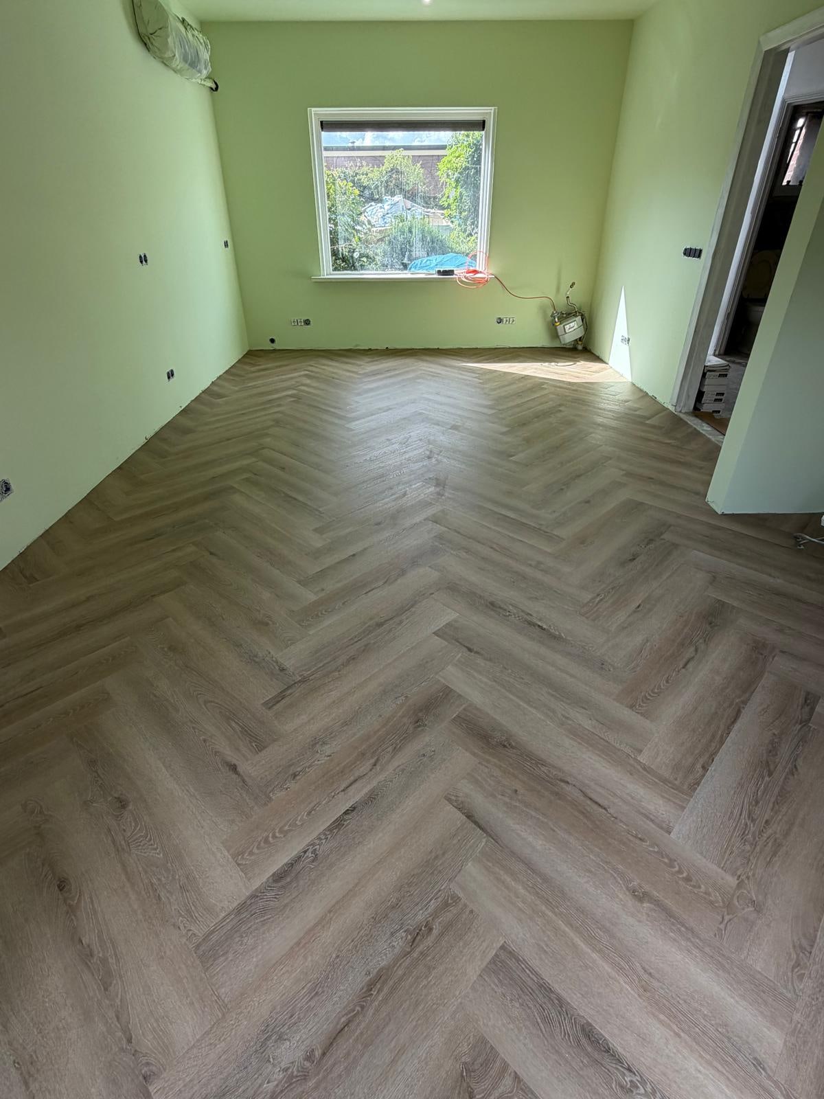 Close-up van een gelegde visgraat PVC-vloer
