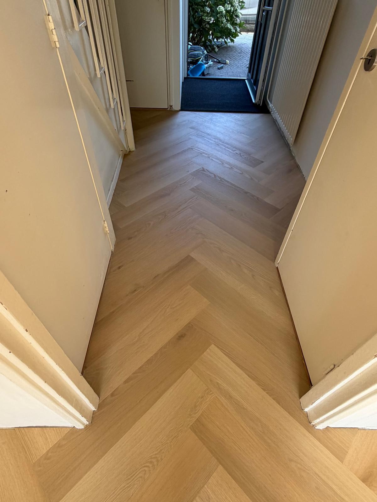 Visgraat PVC-vloer in een hal