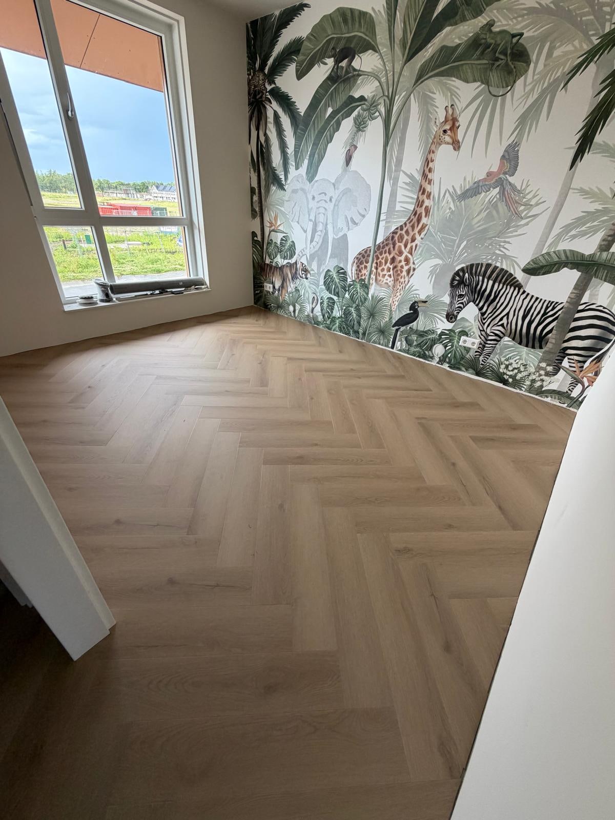 Visgraat PVC-vloer in een afgewerkte kamer